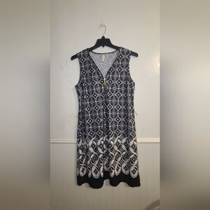 Tacera Black And Whithe Geometric Pattern Top. It has eyelets for a headband but